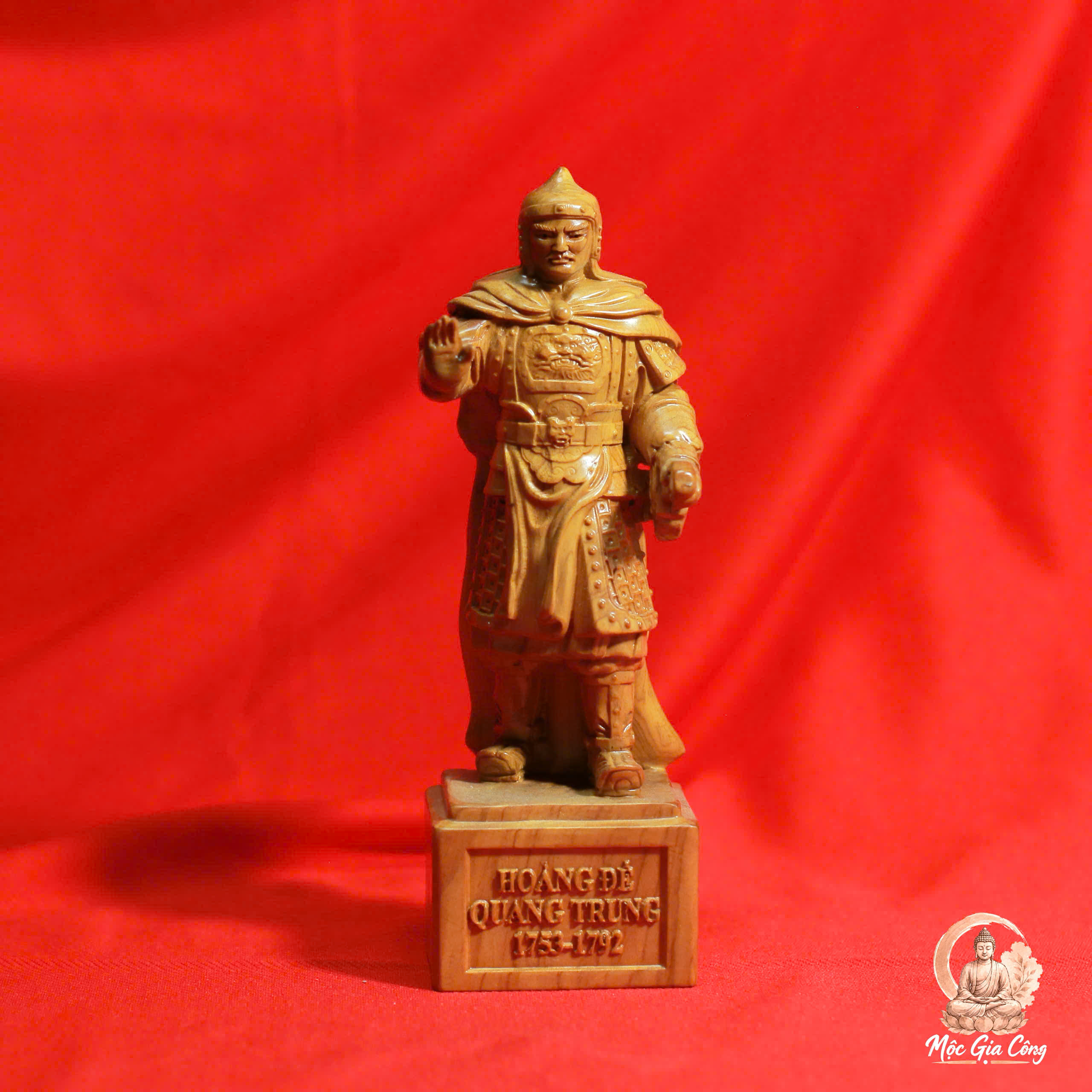 Hoàng Đế Quang Trung Gỗ Bách Xanh